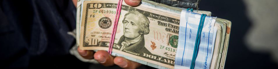 بازداشت دلال ارز در تبریز که برای مردم شبانه قیمت تعیین می‌کرد